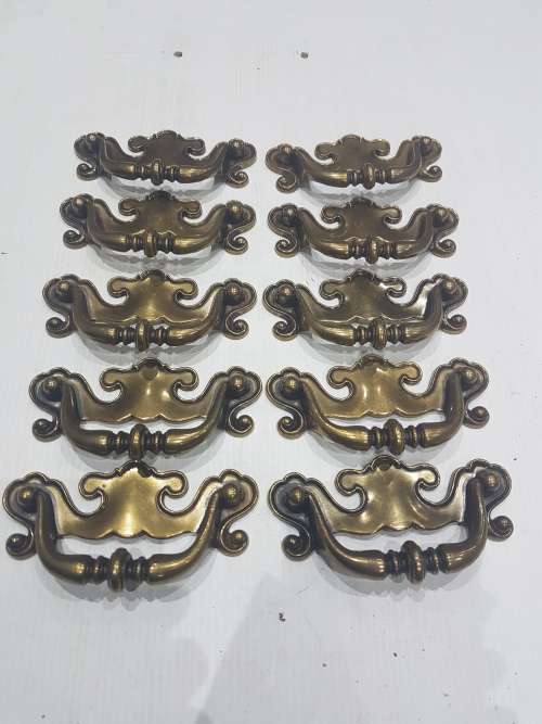10 X METAL DRAWER HANDLES.ONE BID