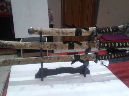 3 X SAMAURI DISPLAY SWORDS ON STAND