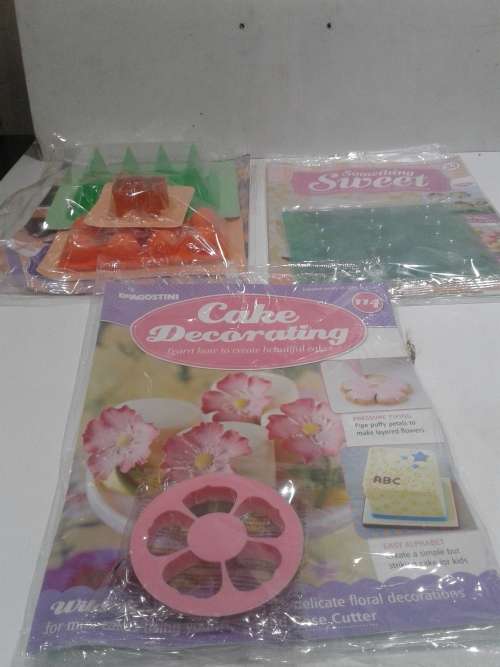 3 X CAKE DECORATIONS INCL. MAGAZINES, ONE BID