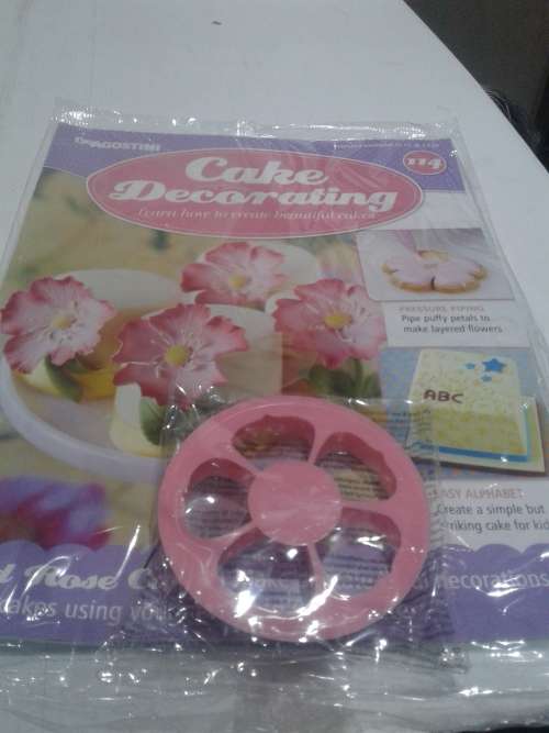 3 X CAKE DECORATIONS INCL. MAGAZINES, ONE BID