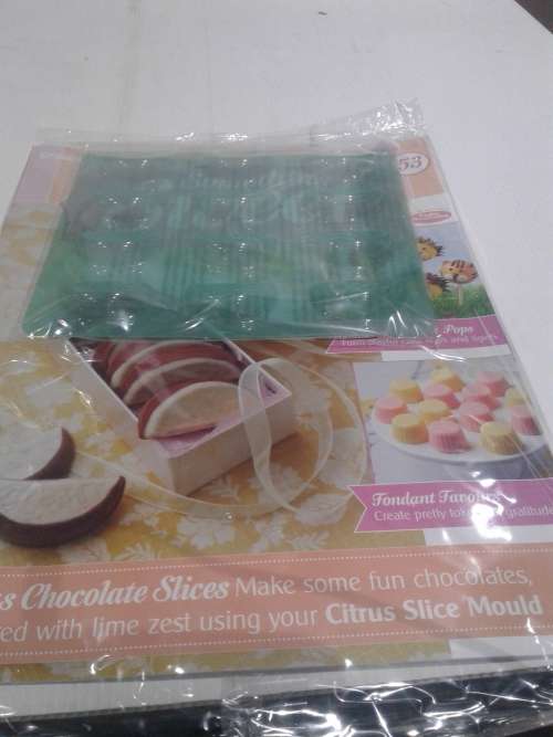 3 X CAKE DECORATIONS INCL. MAGAZINES, ONE BID