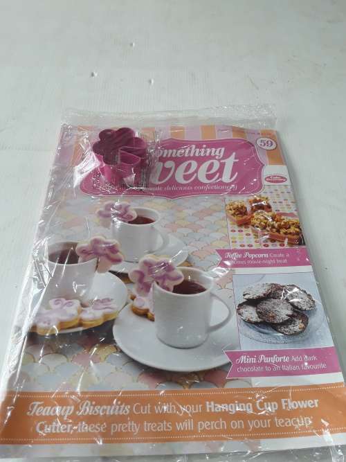 3 X SOMETHING SWEET CAKE DECORATING INCL MAGAZINES, ONE BID