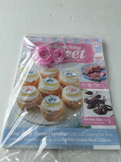 3 X SOMETHING SWEET CAKE DECORATING INCL MAGAZINES, ONE BID