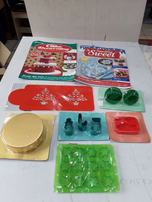 13PIECE SOMETHING SWEET CHRISTMAS  CAKE DECORATING INCL MAGAZINES