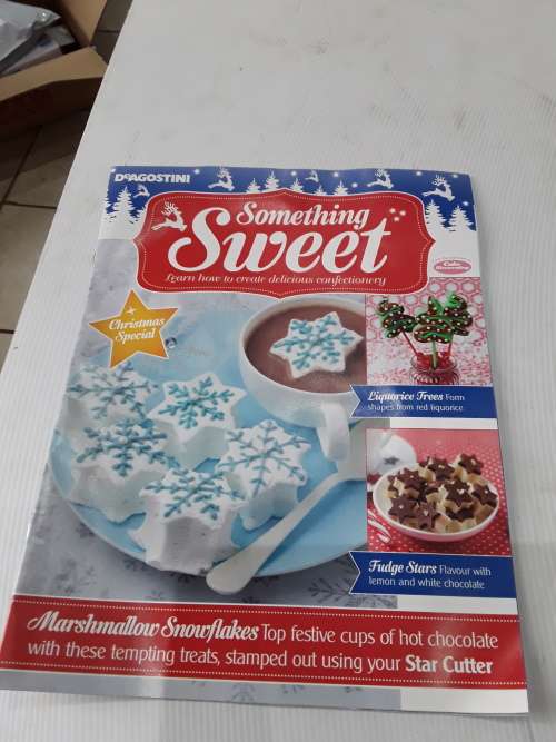 13PIECE SOMETHING SWEET CHRISTMAS  CAKE DECORATING INCL MAGAZINES