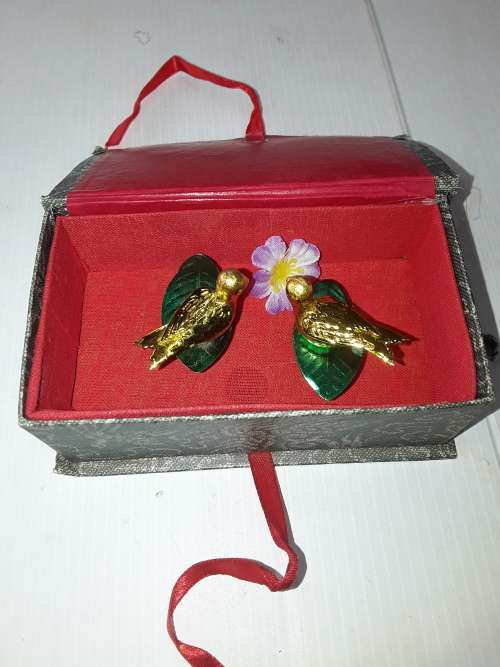 ARTIFICIAL GOLDEN BIRDS IN BOX(WOBBLES ONCE BOX OPENS)