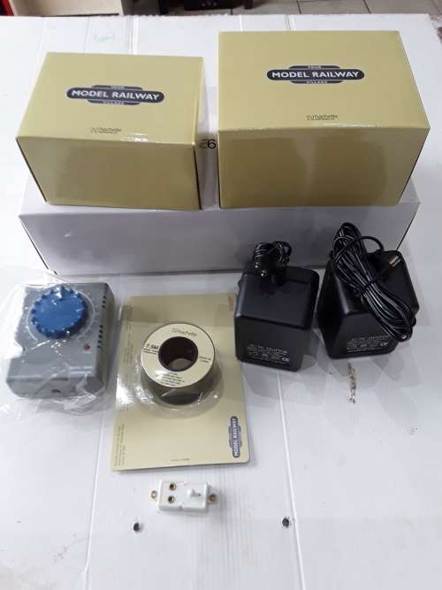 MODEL RAILWAY KIT BY HACHETTE (2 AC/DC ADAPTER,7,5M TRAIN CONDUCTER,TRAIN CONTROLLER)