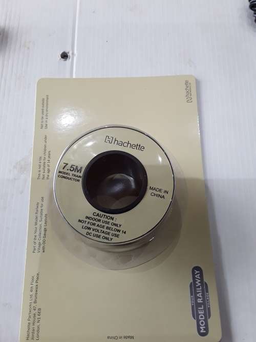 MODEL RAILWAY KIT BY HACHETTE (2 AC/DC ADAPTER,7,5M TRAIN CONDUCTER,TRAIN CONTROLLER)