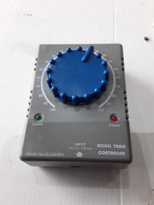 MODEL RAILWAY KIT BY HACHETTE (2 AC/DC ADAPTER,7,5M TRAIN CONDUCTER,TRAIN CONTROLLER)