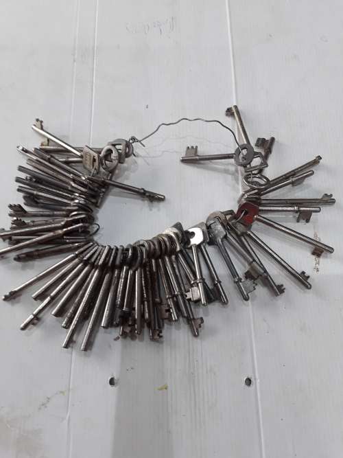 JOB LOT OF ALL TYPES  METAL KEYS FOR COLLECTORS