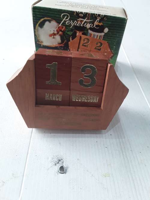 VINTAGE SOLID WOOD DESK CALENDAR