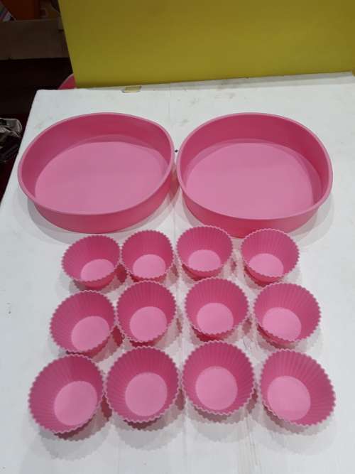 14 PIECE OVENPROOF SILICONE MOULDS(2X CAKE MOULDS& 12 CUPCAKE MOULDS)