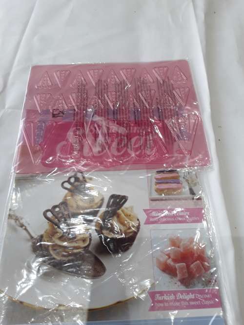 10 ISSUES OF SOMETHING SWEET CAKE DECORATIONS(INCL.RECIPES & MOULDS)