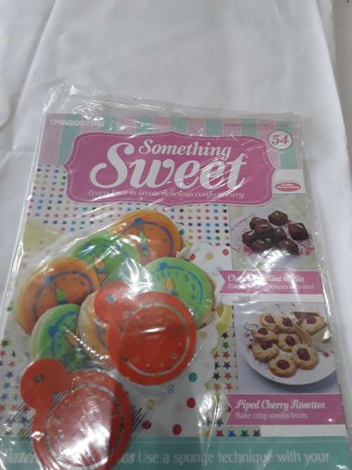 10 ISSUES OF SOMETHING SWEET CAKE DECORATIONS(INCL.RECIPES & MOULDS)