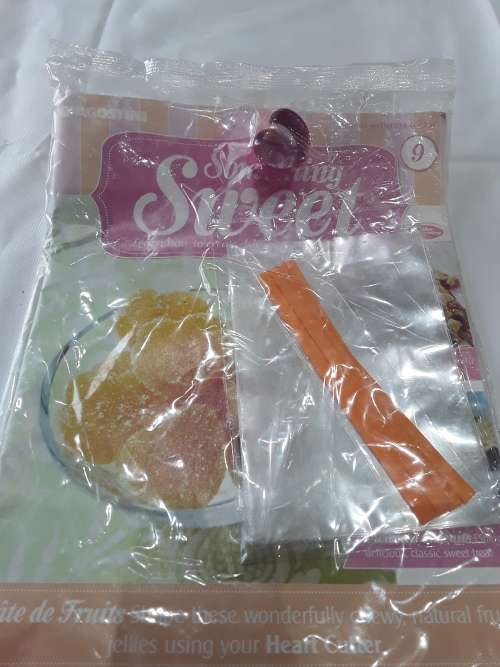 10 ISSUES OF SOMETHING SWEET CAKE DECORATIONS(INCL.RECIPES & MOULDS)