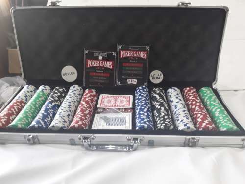POKER SET IN METAL CASE INCL.OVER 600 CHIPS,CARDS.ETC...(MINT CONDITION)