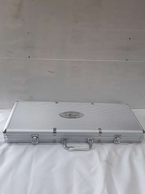 POKER SET IN METAL CASE INCL.OVER 600 CHIPS,CARDS.ETC...(MINT CONDITION)