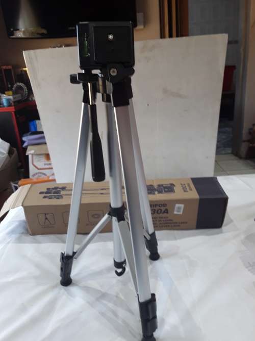 3 WAY HEAD TRPOD STAND WITH BUILT IN LEVEL