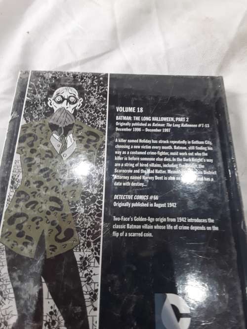DC HARDCOVER COMIC BATMAN(THE LONG HALLOWEEN PART 2)