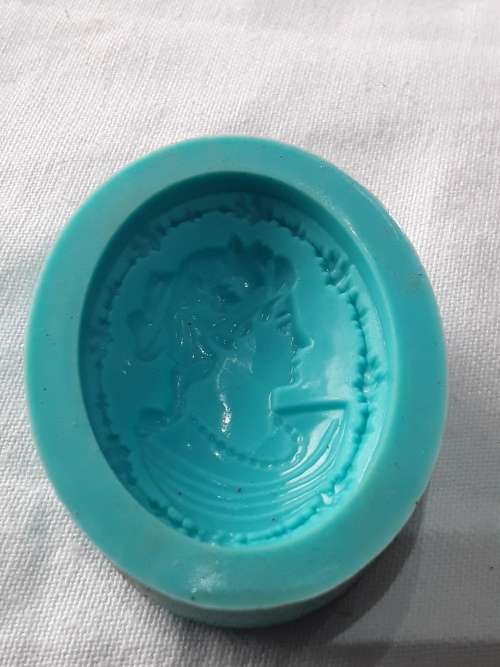 12 x OVENPROOF SILICONE CAMEO MOULDS(CAN BE USED IN FREEZER OR OVEN)ONE BID 4 ALL