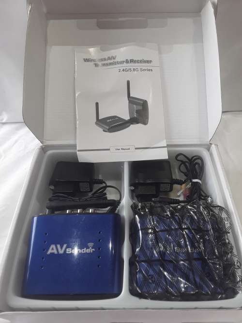WIRELESS A/V TRANSMITTER & RECEIVER (PLUG & PLAY)