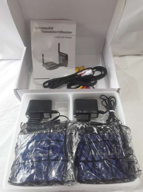 WIRELESS A/V TRANSMITTER & RECEIVER (PLUG & PLAY)