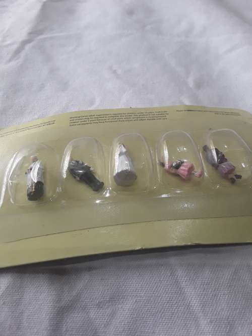 5 IN A PACK WEDDING PASSENGERS FOR RAILWAY HO SCALE