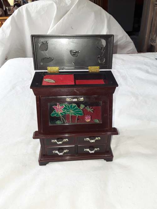 WIND UP MUSICAL JEWELLERY BOX( WORKS)