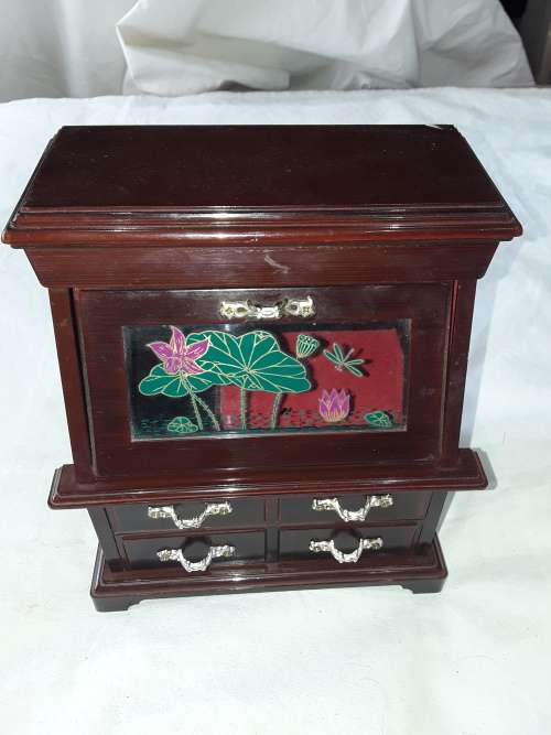 WIND UP MUSICAL JEWELLERY BOX( WORKS)