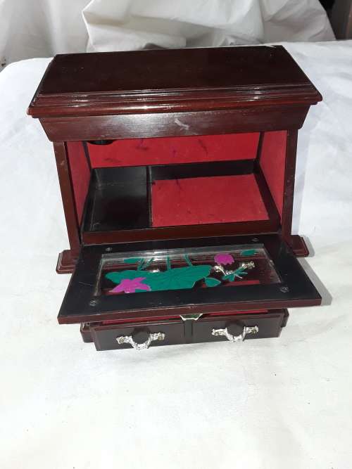 WIND UP MUSICAL JEWELLERY BOX( WORKS)