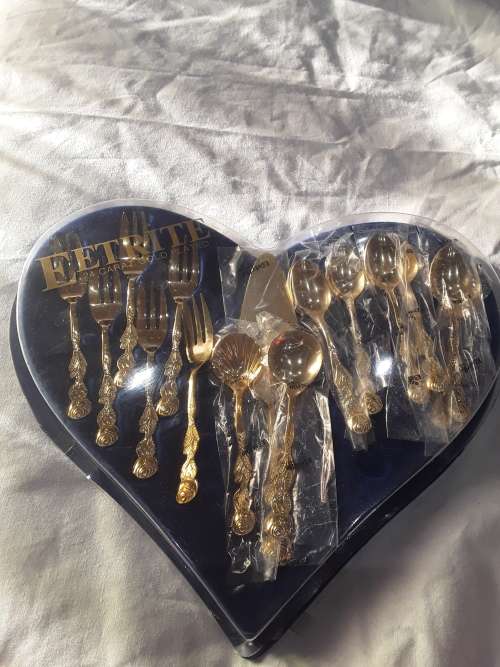 15 PIECE 24 CARAT GOLDPLATED CUTLERY