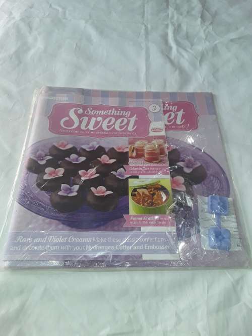 Something Sweet Hydrangea cutter& Embosser with recipe magazine and free file(Issue 3)