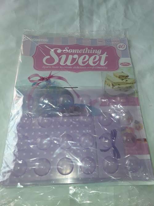 SOMETHING SWEET HALF SPHERE MOULD &GIFT BOX INCL.RECIPE MAGAZINE(ISSUE 40)