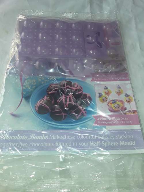 SOMETHING SWEET HALF SPHERE MOULD &GIFT BOX INCL.RECIPE MAGAZINE(ISSUE 40)