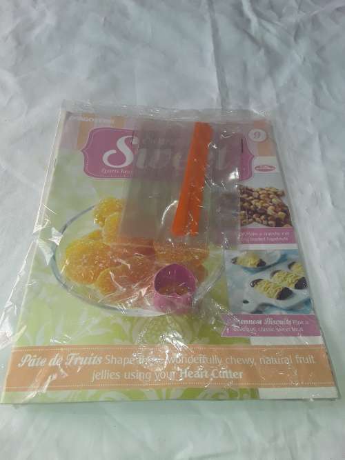 SOMETHING SWEET HEART CUTTER MOULD &RIBBON INCL.RECIPE MAGAZINE (ISSUE 9)