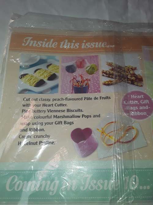 SOMETHING SWEET HEART CUTTER MOULD &RIBBON INCL.RECIPE MAGAZINE (ISSUE 9)