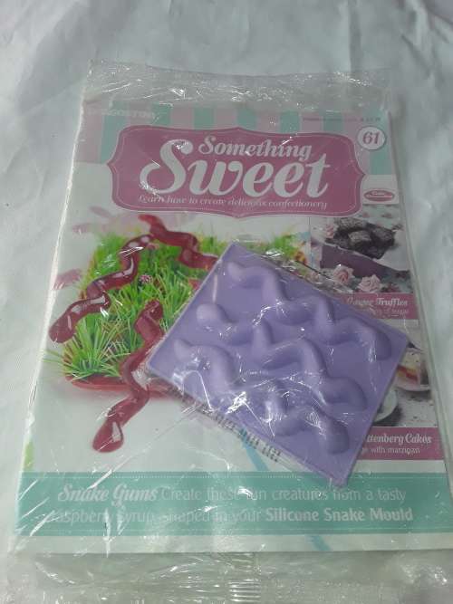 SOMETHING SWEET SILICONE SNAKE MOULD INCL.RECIPE MAGAZINE ( ISSUE 61)