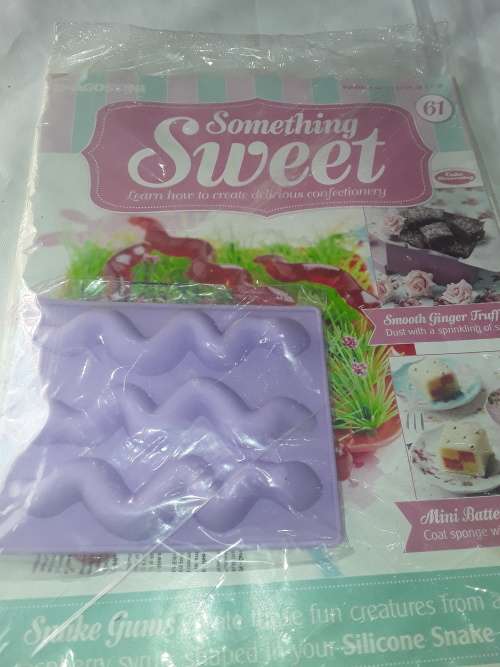 SOMETHING SWEET SILICONE SNAKE MOULD INCL.RECIPE MAGAZINE ( ISSUE 61)