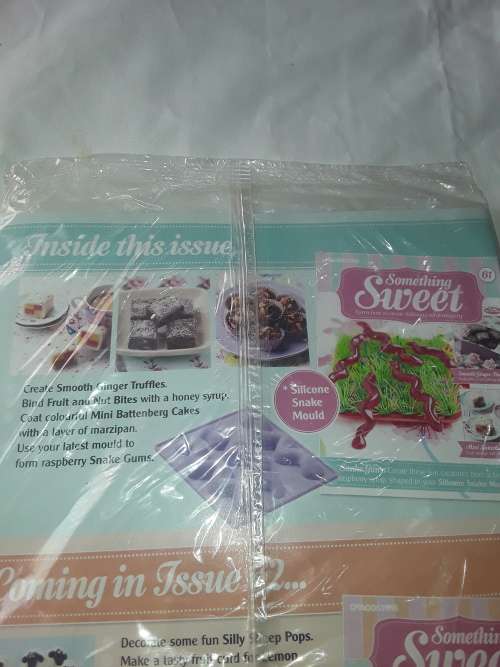 SOMETHING SWEET SILICONE SNAKE MOULD INCL.RECIPE MAGAZINE ( ISSUE 61)