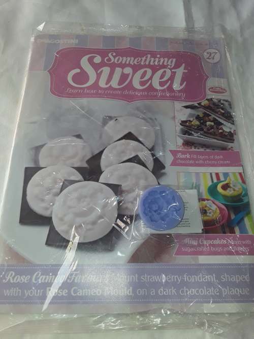 SOMETHING SWEET ROSE CAMEO MOULD INCL.RECIPE MAGAZINE ( ISSUE 27)