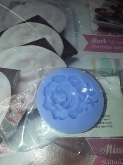 SOMETHING SWEET ROSE CAMEO MOULD INCL.RECIPE MAGAZINE ( ISSUE 27)