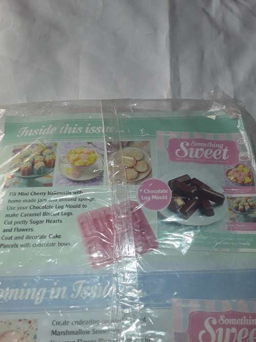 SOMETHING SWEET CHOCOLATE LOG MOULD INCL.RECIPE MAGAZINE ( ISSUE 77)