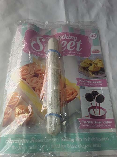 SOMETHING SWEET ROLLING PIN INCL.RECIPE MAGAZINE ( ISSUE 42)