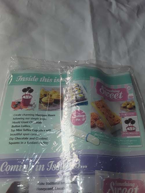 SOMETHING SWEET ROLLING PIN INCL.RECIPE MAGAZINE ( ISSUE 42)