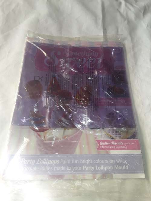 SOMETHING SWEET PARTY LOLLIPOP MOULD INCL.RECIPE MAGAZINE ( ISSUE 43)