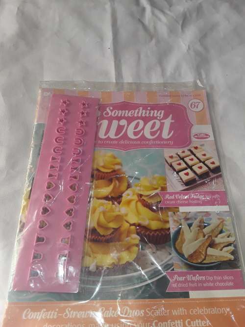 SOMETHING SWEET CONFETTI CUTTER MOULD INCL.RECIPE MAGAZINE (ISSUE 67)