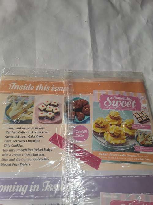 SOMETHING SWEET CONFETTI CUTTER MOULD INCL.RECIPE MAGAZINE (ISSUE 67)