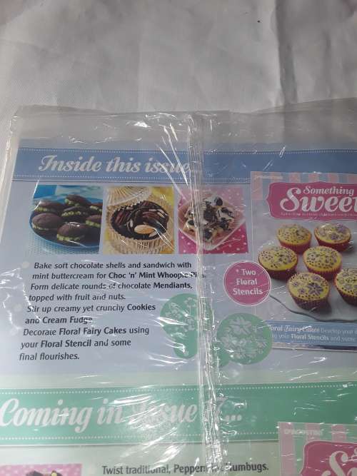 SOMETHING SWEET FLORAL STENCIL MOULD INCL.RECIPE MAGAZINE ( ISSUE 16)