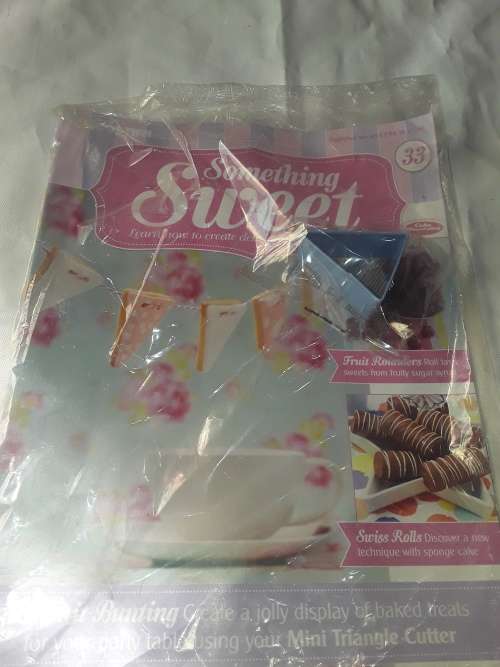 SOMETHING SWEET MINI TRIANGLE CUTTER INCL.RECIPE MAGAZINE ( ISSUE 33)