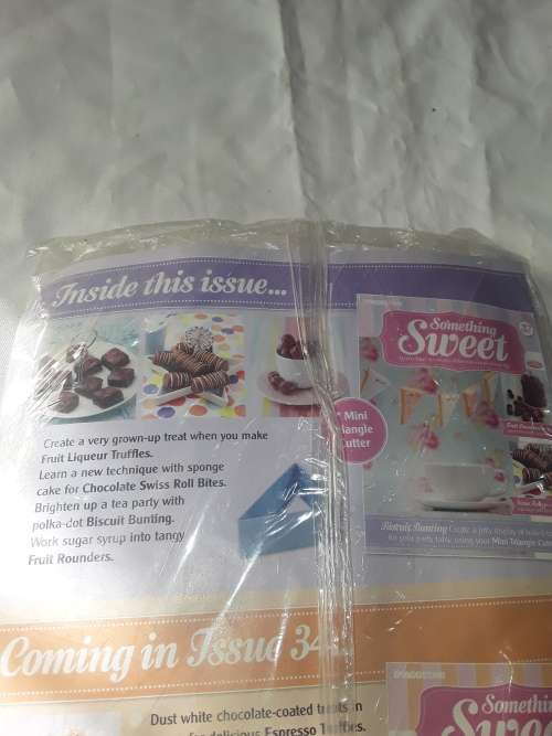 SOMETHING SWEET MINI TRIANGLE CUTTER INCL.RECIPE MAGAZINE ( ISSUE 33)